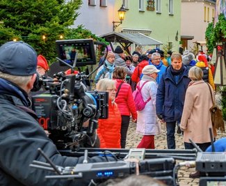 Für die Dreharbeiten zum Erzgebirgskrimi in Schwarzenberg wurde zu Jahresbeginn 2022 ein Weihnachtsmarkt als Filmset in der Schwarzenberger Vorstadt aufgebaut. Viele Einheimische wirkten als Komparsen mit und gingen geduldig ihrer Wege. 