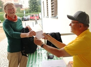 Walter Bodenschatz hat die Teilnehmerkarte von Runa Böhnke aus Werdau abgestempelt. 