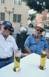 Der Trinkwasserbrunnen im Hintergrund ist defekt - da müssen Max und Otto auf Bier ausweichen.