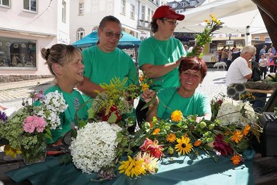 Grit Keßler, Leonore und Kathleen Lisch sowie Dagmar Hacker (von links) vom Kleingartenverband sorgten für die herrlichen Blumendekorationen auf den Bühnen sowie auf den Tischen. 