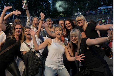 Das Publikum auf der Waldbühne – übrigens nicht nur das weibliche – war in Partylaune.