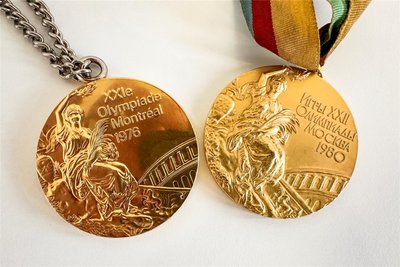 Zwei Prachtstücke. Waldemar Cierpinski gewann diese beiden olympischen Goldmedaillen 1976 und 1980.