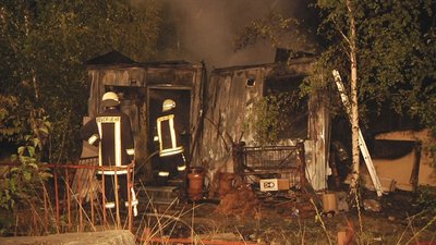 Aus bisher unbekannter Ursache hat am Samstagabend auf einem Firmengelände am Körnerplatz in Leubnitz ein aus Metallblech bestehendes Gebäude in Flammen gestanden.