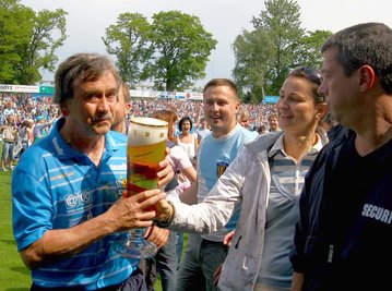 Trainer Gerd Schädlich (Chemnitzer FC) nach Spielschluß mit dem obligatorischem Freibier.