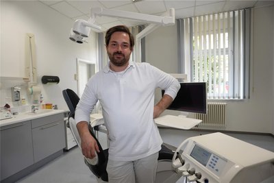 Zahnarzt Yves Winkelmann aus Zwickau sagt: „Zahnersatz ist deutlich teurer als der Erhalt von Zähnen.“