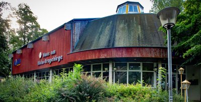 Das Haus am Klein-Erzgebirge ist Teil der Insolvenzmasse der Erzgebirgs-Miniaturschau Oederan GmbH. Die Gaststätte und die Tenne, in der jahrelang Clubkonzerte stattfanden, stehen zum Verkauf. Der angrenzende Miniaturenpark ist nicht direkt von der Insolvenz betroffen. 
