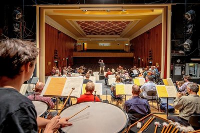 Die Musikerinnen und Musiker der Erzgebirgischen Philharmonie proben im Kulturhaus Aue für die neue Konzertsaison. In die starten sie am Samstag mit dem ersten von zehn Philharmonischen Konzerten. Die stehen in dieser Saison ganz im Zeichen der Romantik. 