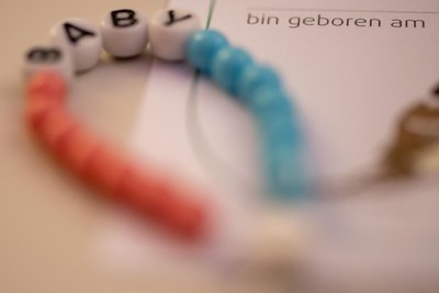 Im Kreißsaal liegt ein neues Kettchen für ein Baby bereit. Den Vornamen ihres Babys müssen Eltern dem Standesamt mitteilen.