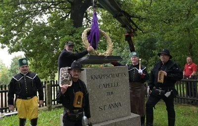 Am Knappschaftsdenkmal St. Anna in Schneeberg ist mit einem Kran die Amphore wieder aufgebracht worden. Die Bergbrüderschaft Schneeberger Bergparade pflegt das Objekt. Im Bild (v. l.): Jost Schnorr, Sven Seidler, Ulrich Höhl, Michael Wittstock und Jörg Hieke. 