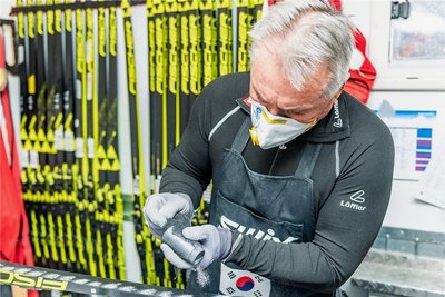 Techniker Rudolf Jannach präpariert einen Langlaufski, diesen noch mit Fluorwachs. 
