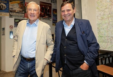 Eduard Geyer und Bernd Heynemann vor der Veranstaltung hinter der Bühne in Zwickau. 