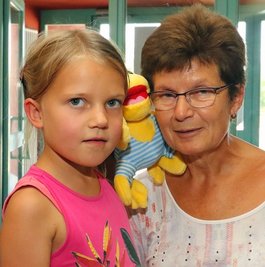 Angelika Müller und ihre Enkelin Lene wurden am Donnerstag im Webalu angenehm überrascht.