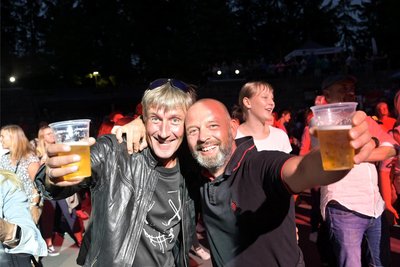 Steffen Barthel aus Dorfchemnitz (links im Bild) und Sebastian Bender aus Neuwürschnitz liesen sich das Event auch nicht entgehen.