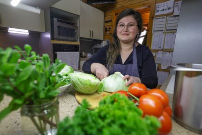 In der Küche des Sauna-Restaurant achtet Swantje Hoppe auf frische und gesunde Produkte.