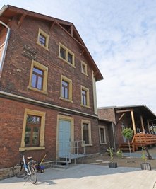 Nach gut zwei Jahren Bauzeit ist die Umgestaltung des ehemaligen Halsbrücker Bahnhofsgebäudes jetzt abgeschlossen.