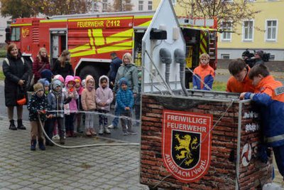 Auerbach Nicolaikirche "5. Blaulichttag" gestaltet von der Ortsfeuerwehr und Jugendfeuerwehr Auerbach mit dem.Ziel der Mitgliedergewinnung; Feuerwehr zum Anfassen.- insgesamt 200 gemelodete Teilnehmer der Kitas aus der Umgebung u.a. Falkenstein, Ellefeld, Treuen, Rodewisch ....dazu noch private Besucher.Foto vom 16.10.25.- Foto Kindergarten "Sonnenschein" Auerbach an der Löschwand.-Feuerwehr konnte besichtigt werden und diente für den Wassernachschub der Löschwand.- mdr war mit vor Ort.Foto vom 16.10.25 Foto: Joachim Thoß
