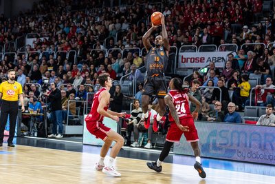 Das Hinspiel in Bamberg haben die Niners (damals noch mit Ty Brewer, der hier wirft) Ende Oktober mit 82:96 verloren.