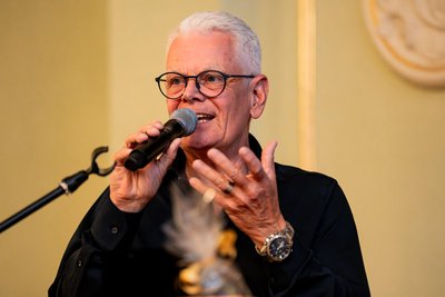 Am Mikrofon kennt man ihn, meist in den Döbelner Sporthallen. Am Montagabend wurde Michael Thürer beim Hauptausschuss des KSB unter stehenden Ovationen mit der Ehrenplakette ausgezeichnet.