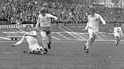 Gerd Schellenberg (Zwickau) sucht die Lücke zwischen  Frank Sorge (FCK, links) und Gerd Schädlich (FCK) Punktspiel DDR-Oberliga.