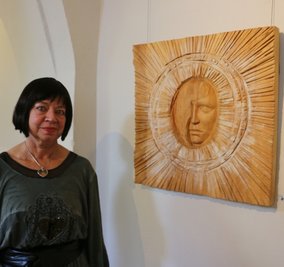 "Ein Teil bleibt bei mir" hat Ilona Schlupeck dieses 2016 entstandene Bild aus Lindenholz genannt. Ihre Ausstellung im Schloss Leubnitz ist bis 30. Oktober zu besichtigen.