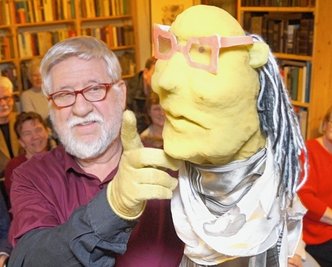Heinrich Schulze ist den Theaterfans als "Puppenschulze" bekannt, leitete bis 2010 die Puppentheater-Sparte am Theater Plauen-Zwickau. 