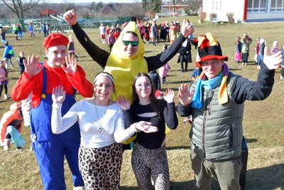 Brand-Erbisdorfs Oberbürgermeister Martin Antonow (r.) mit dem Team des JUFZ beim Kinderfasching.