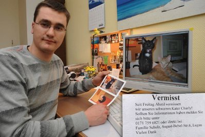 
              <p class="artikelinhalt">Thomas Schulz in Lugau mit Fotos von Kater Charly und die Vermisstenanzeige. </p>
            