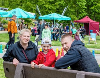 Ausflug an die Pöhl: Felix und Daniela aus Plauen besuchen mit ihrem Sohn Fritz, der bald 3 Jahre alt wird, gern die Minigolfanlage an der Talsperre. Auf dem Gelände kann man über Stunden verweilen - Eltern relaxen im Liegestuhl, Kleine matschen auf dem Spielplatz, Größere üben sich beim Minigolf. Und Eis für alle gibt's auch. 