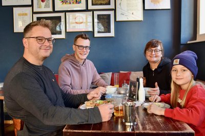 Jörg Riedel, André Heller und Sabine mit Ida Riegel (v.li.) waren am Sonntag die ersten Gäste des neu eröffneten „Emmas Onkel".