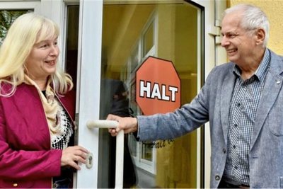 Ines Schlösser und Harald Koch vom Vorstand des Vereins Halt.