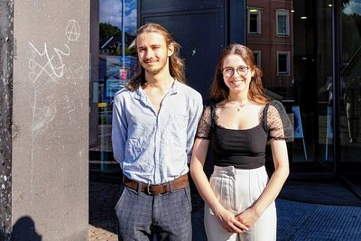 Attila Grafe (19, l.) ist der Stellvertreter der Vorsitzenden des Kreisschülerrates Montaha Al Aidi (17, r.).