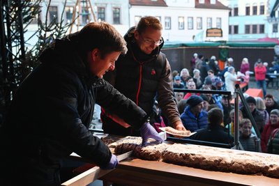 In Penig gehört der Stollenanschnitt (hier Bürgermeister André Wolf, links, und Stefan Sparschuh von der gleichnamigen Bäckerei) fest zum Programm.