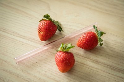 Lässt sich der Strunk von Erdbeeren einfach mit einem Strohhalm entfernen?