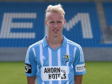 Fußballspieler Tom Scheffel beim Fototermin.