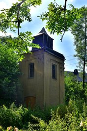 Das Trafohaus in Mühlbach: Für seine Sanierung und den Umbau zum Vogelhaus fallen Kosten von fast 70.000 Euro an. 
