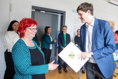 Gebührend: Doris Schäfer, stellvertretende Schulleiterin des Plauener BSZ Anne Frank, wurde von Kultusminister Conrad Clemens (CDU) am Samstag in den Ruhestand verabschiedet.