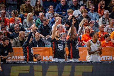 Gavin Schilling feierte am Sonntag in Vechta die Punkte für seine neuen Teamkollegen von der Bank aus.