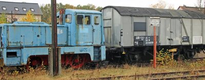 Die alte Lokomotive und ihr Waggon stehen derzeit noch am Bahnhof Großvoigtsberg, doch ist ihr Umzug nach Halsbrücke bereits beschlossene Sache.