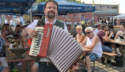 Für die richtige musikalische Stimmung haben überall Künstler am vergangenen Wochenende - meist bei prima Wetter - im Altkreis Stollberg gesorgt. Auf dem Bild beim Burkhardtsdorfer Topfmarkt etwa ist Thomas Haubold von den Meinersdorfer Musikanten mit seinem Schifferklavier in Aktion.