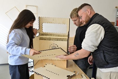 Mathilda Schuster und Nils Gündel bekommen beim Zusammenbau eines Instruments Hilfe von Lehrer Stefan Stark.