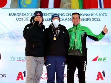 Auf dem WM-Podest: Bernd Kohlschmidt (M.) gewann bei der Senioren-Weltmeisterschaft in Bulgarien alle drei Titel in der Klasse M 40, jeweils vor Dmitrijs Andrejevs aus Lettland (l.). Rechts der Bulgare Nikolay Nachev. 