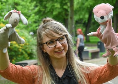 Puppenspielerin Jennifer Hermsdorf sorgte gemeinsam mit Hase und für eine Geschichte beim Kulturerwachen.