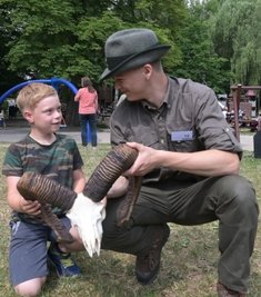 Waldwölfe-Kinderfest am Walkteich Stollberg: Merlin Schirmer (9) sprach mit Jagdaufseher Carljohannes Rotter über Tiere. 