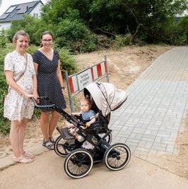 Alice Frenzel (l.), Töchterchen Edda und Stadträtin Madeleine Martschink testen den neuen barrierefreien Verbindungsweg. 