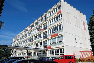 Auf das Dach der Sporthalle der abgebildeten Neuber-Grundschule von Reichenbach soll eine Fotovoltaikanlage gebaut werden. 