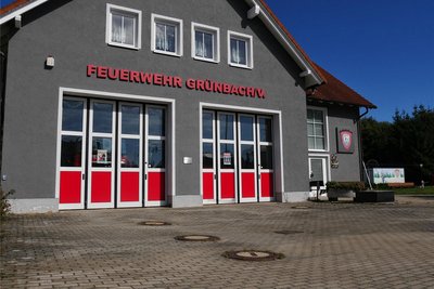 Die Zufahrt zum Feuerwehrhaus ist in die Jahre gekommen und eine Huckelpiste geworden.
