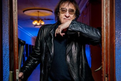 Dieter „Maschine“ Birr ließ sich zum 80. Geburtstag von Chris Gonz fotografieren.