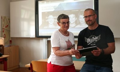 Kunstlehrer Thomas Mai und Schulleiterin Barbara Kunzmann sind stolz auf die neue Homepage. 