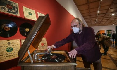 Volker Schriever, Depotverwalter im Schloßbergmuseum, legt eine Schellackplatte an einem Hermaphon der Firma Arno Bauer auf, welches der Seemann Gunter Hofmann dem Museum geschenkt hat.