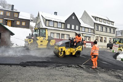 Von Mitarbeitern der Firma VSTR Rodewisch wird zwischen Aschbergschänke und Grenzübergang asphaltiert. Bis zum 12. Dezember sollen alle Arbeiten abgeschlossen sein.